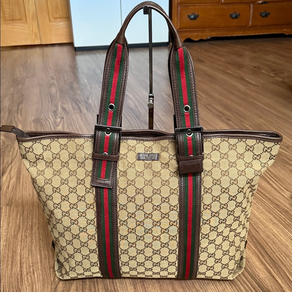 A516-  Gucci shoulder bag